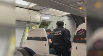 Procurado por roubo a banco é preso dentro de avião em Goiânia